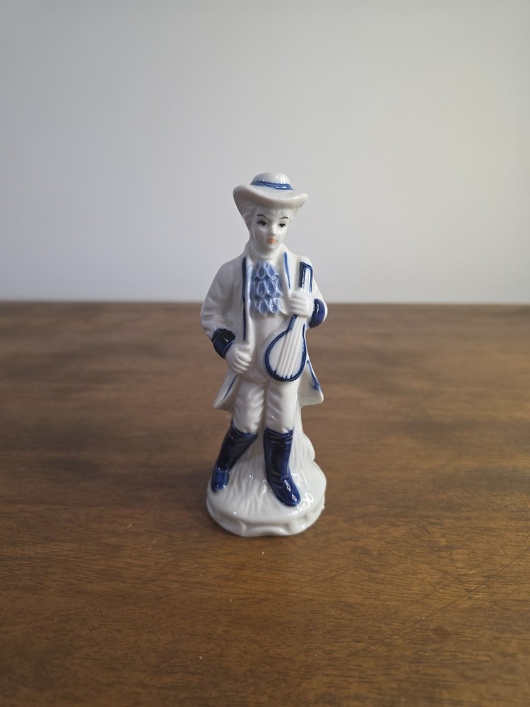 Vtg Victorian Colonial Blue And White Porcelain Figurine