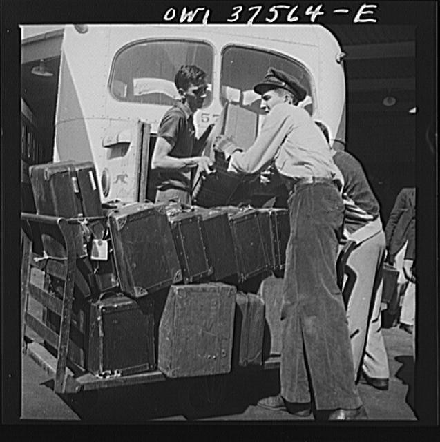 Photo:Cincinnati Ohio 1930s Greyhound Bus Terminal Loading Baggage
