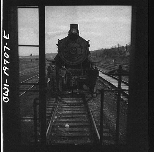 Photo:Steam Locomotive Railroad Workers 1910s Front View Track Yard