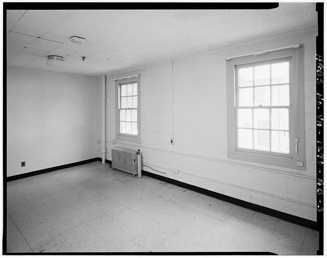 3. BUILDING 503. INTERIOR VIEW NORTHWEST TYPICAL SECOND FLOOR ROOM. - Arlington