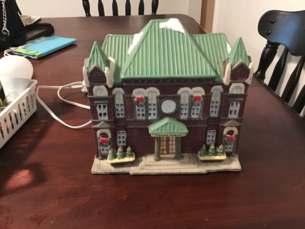 Lemax 15032 Dickensvale Town Hall Porcelain Lighted House Retired 1991 No Box