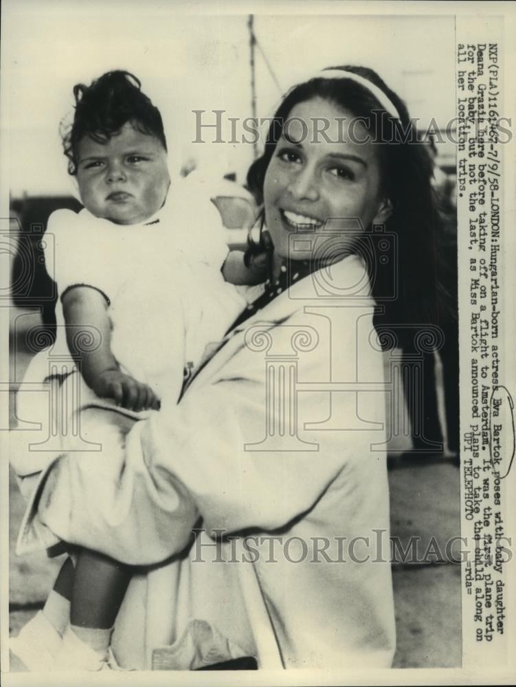 1958 Press Photo Actress Eva Bartok Holding Daughter Deana Grazia - mja67757
