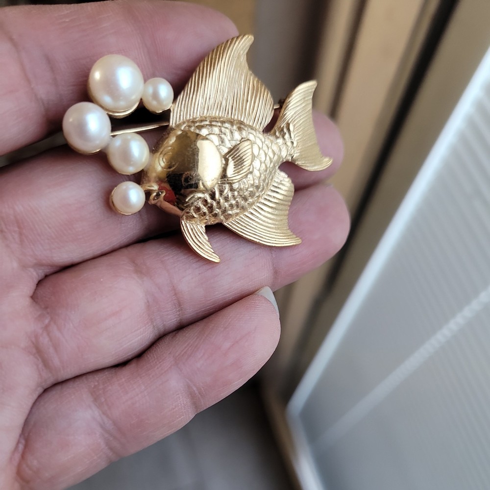 Vtg Brooch Gold Tone Fish & Faux Pearl Bubbles Pin