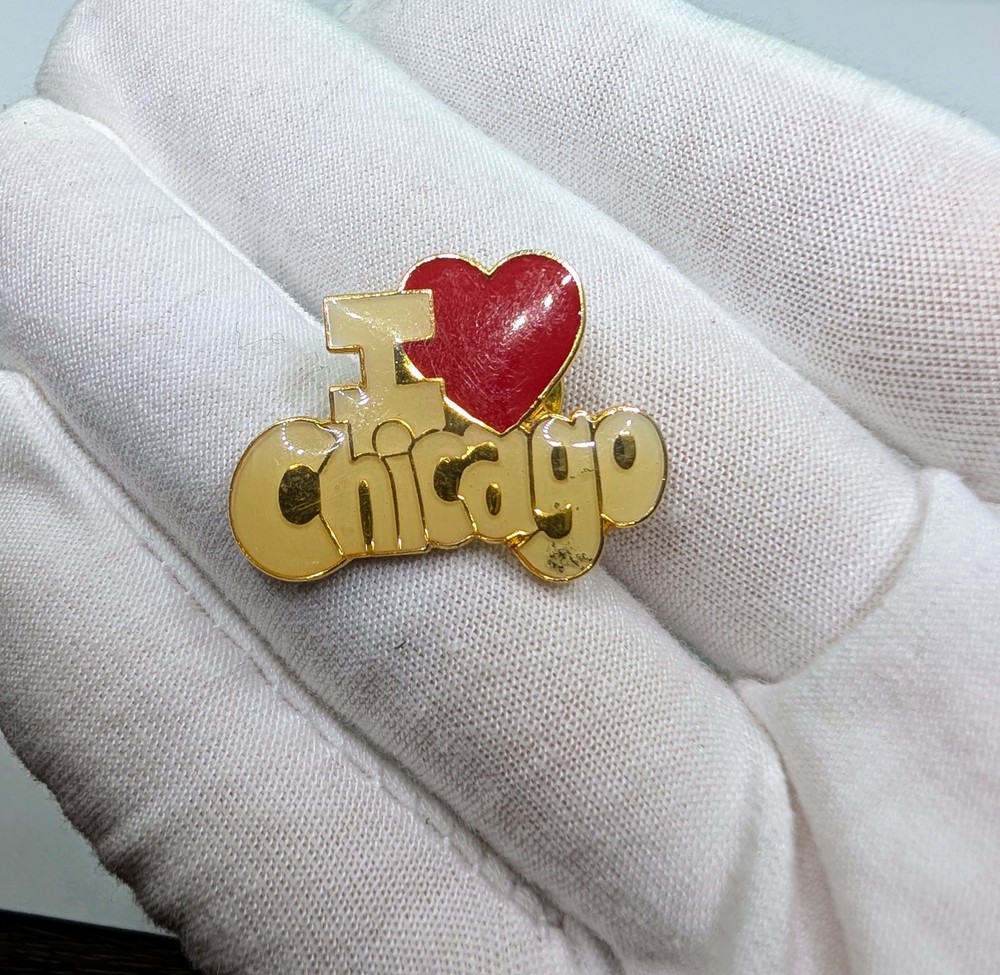 Vintage I Love Chicago Heart Travel Souvenir Gold Tone Enamel Lapel Pin