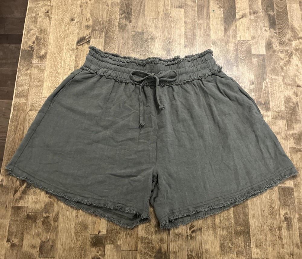 La Miel Women's Shorts Size Medium. Army Green Elastic Waist With Drawstring.