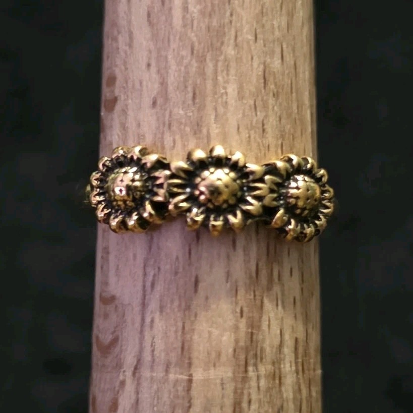 New Gold Tone Womans Ring Size 5.5 Boho Sunflowers