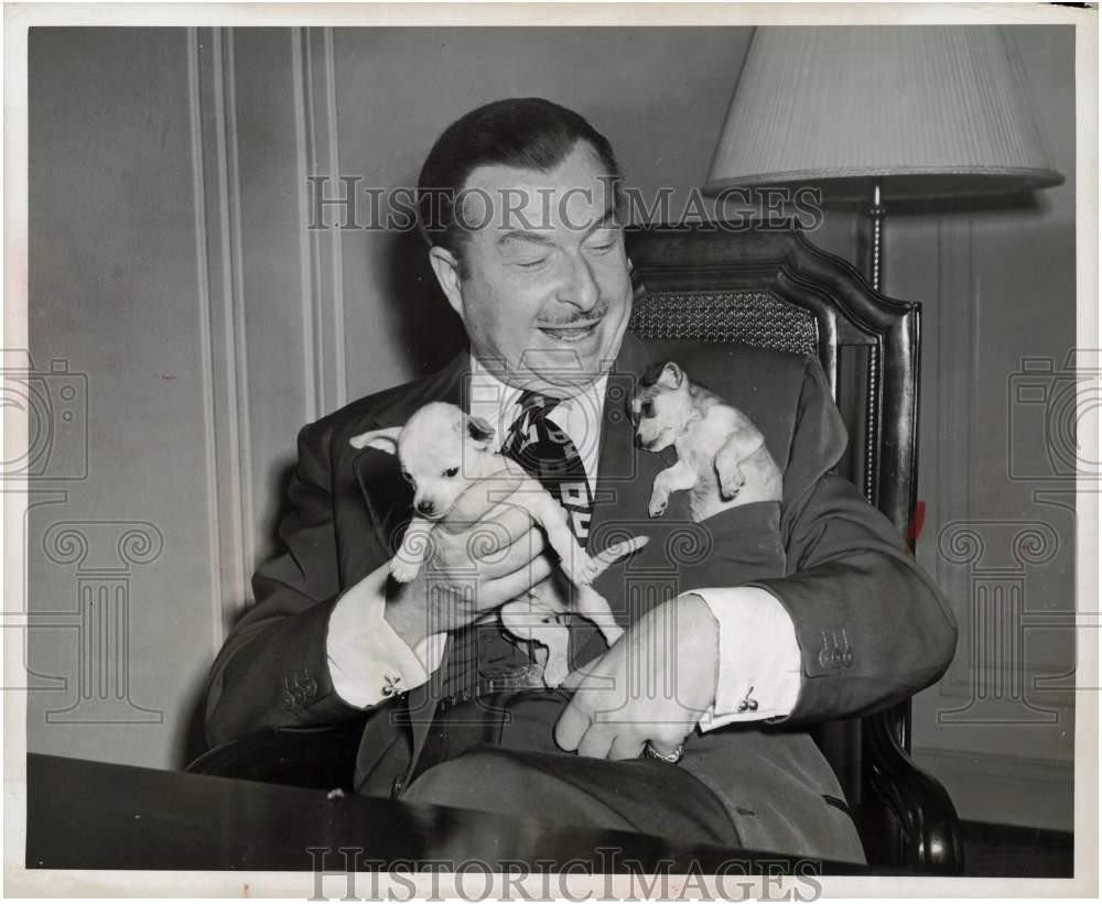 1947 Press Photo Rumba King Xavier Cugat with Tico and Taco, his Chihuahuas.