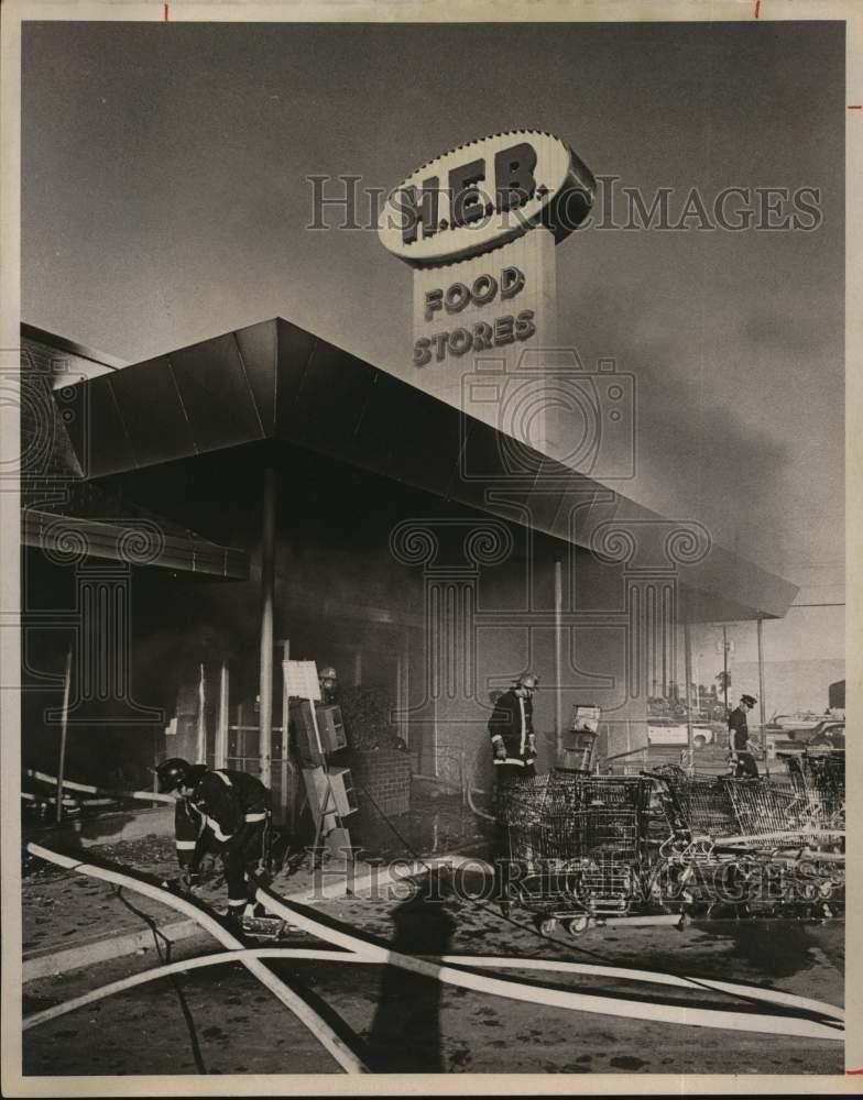 1974 Press Photo Firefighters Run Hoses At Blaze At H.E.B. Food Stores