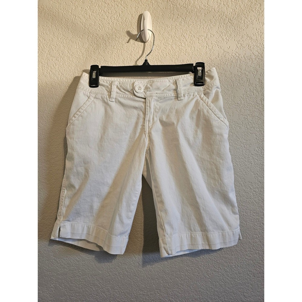 SO Indie White Bermuda Shorts Low Rise Size 28 Casual Summer Y2K Tomboy Kidcore