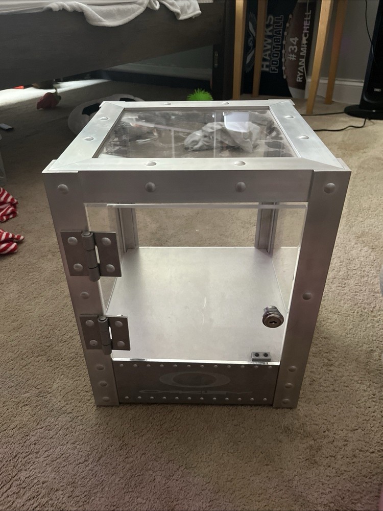 Oakley Vintage x Metal Cube Sunglasses Countertop Display Case Cabinet