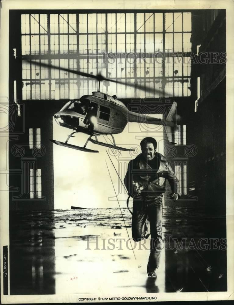 1972 Press Photo Richard Roundtree Pursued by Machine-Gun Gangsters in 