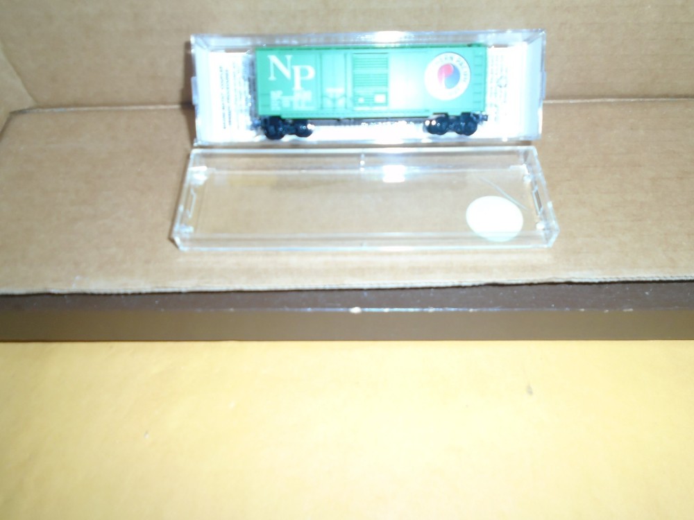 Micro Trains #22090 40' Combo Door Boxcar - Northern Pacific #Np 8130 N (#2)