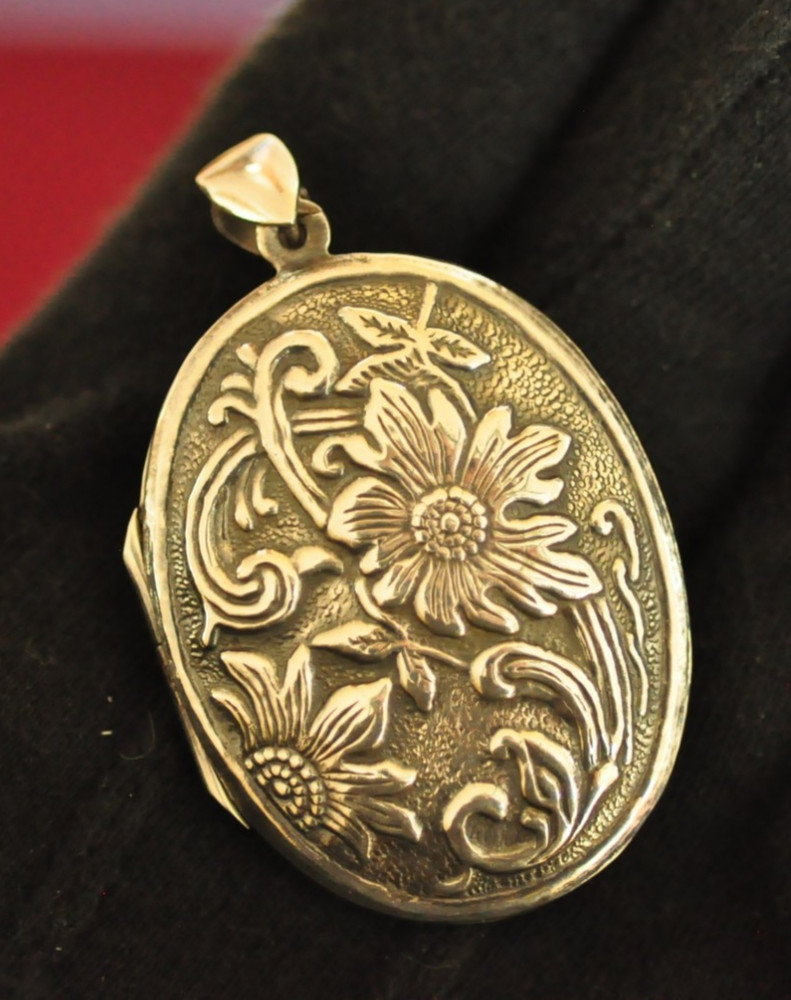 Lovely Large Sterling Silver Repoussé Locket – Floral Design – 925 – 1.5
