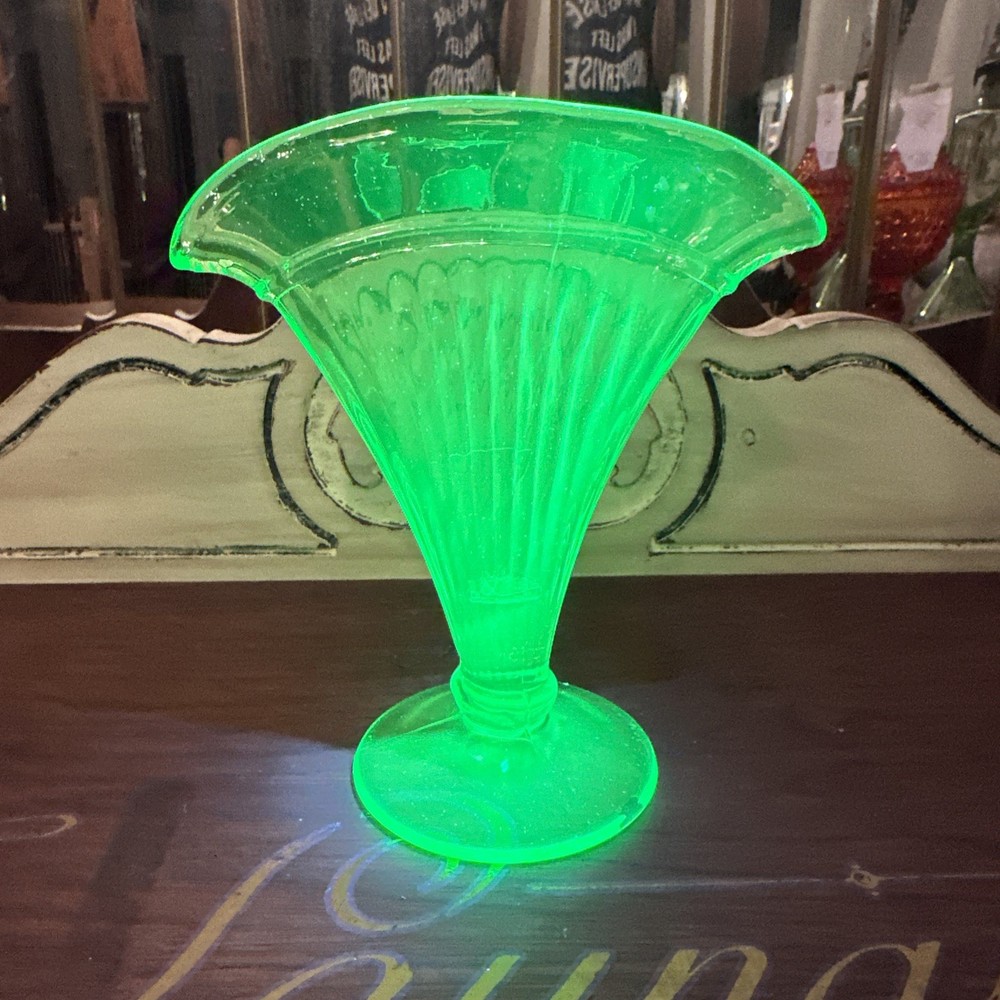 1925 Uranium Fan Vase Made By Diamond Company 