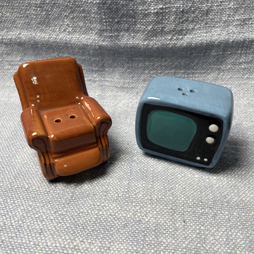 Cracker Barrel recliner chair And tv salt & pepper shaker New House *