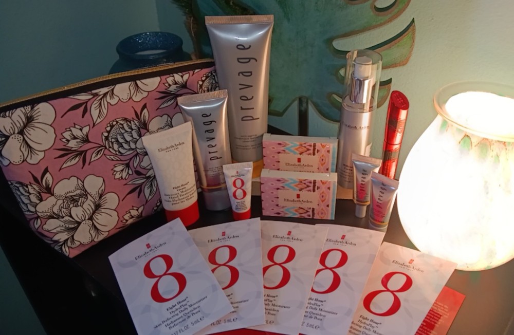 Elizabeth Arden 14 piezas Cuidado de la Piel/Maquillaje Lote Mixto con Bolsa de Maquillaje Elizabeth Arden