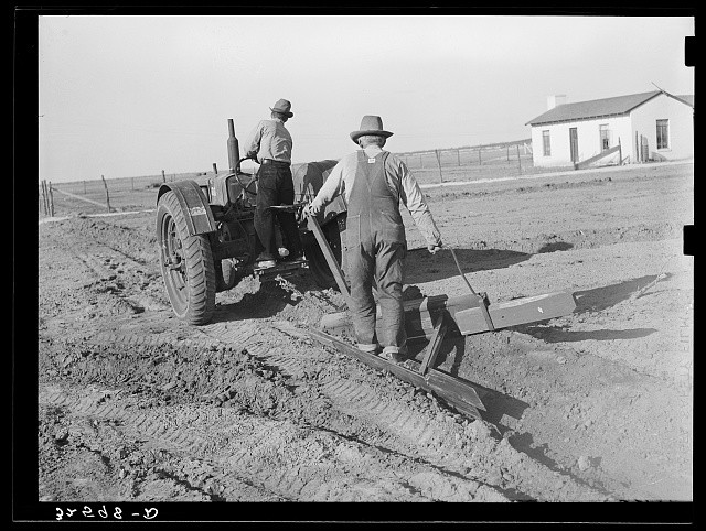 Photo:El Indio Texas 1939 Lateral Irrigation Ditch Tractor Workers