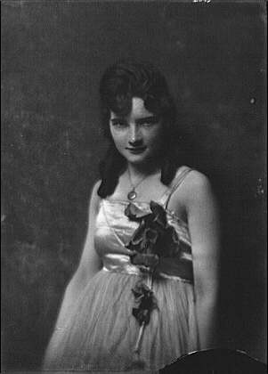 Photo:Glover,Maziebell,Miss,portrait photographs,women,A Genthe,1917