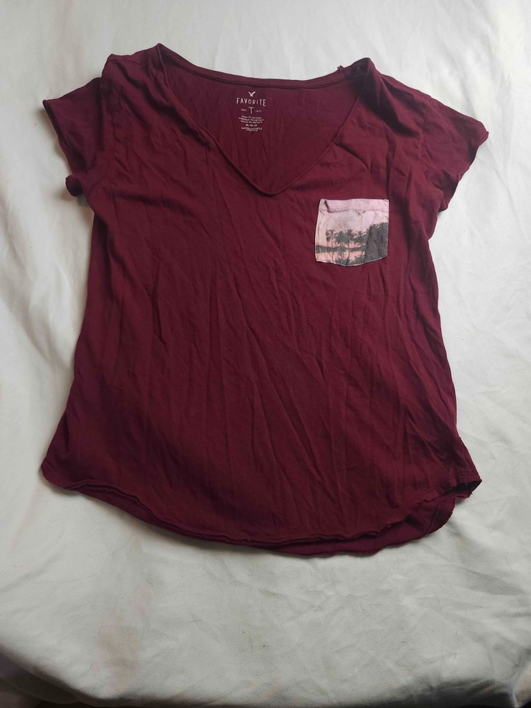 American Eagle Favorite T Shirt Womens Medium Red Short Sleeve V-Neck Pocket Tee