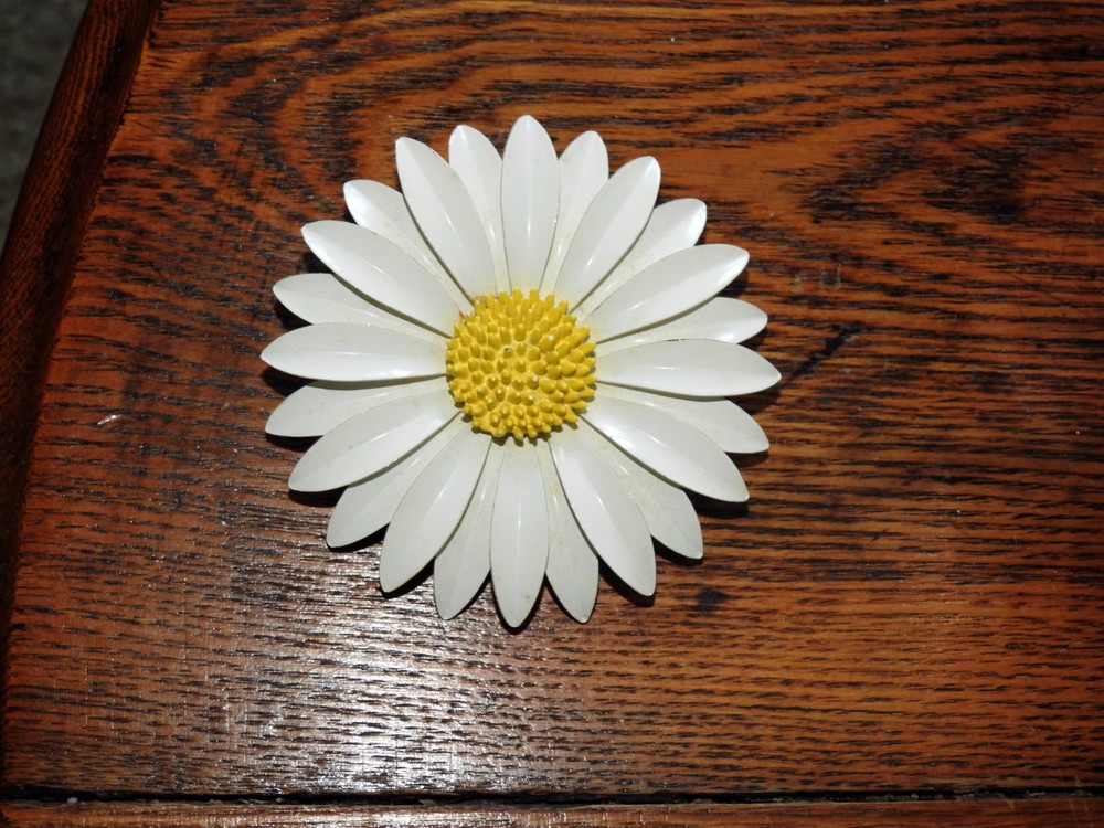 Vintage White Enamel Daisy Brooch Large 3