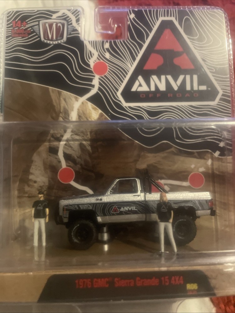 M2 Machines Diorama - 1976 GMC SIERRA GRANDE 15 4 X 4 - ANVIL OFF ROAD