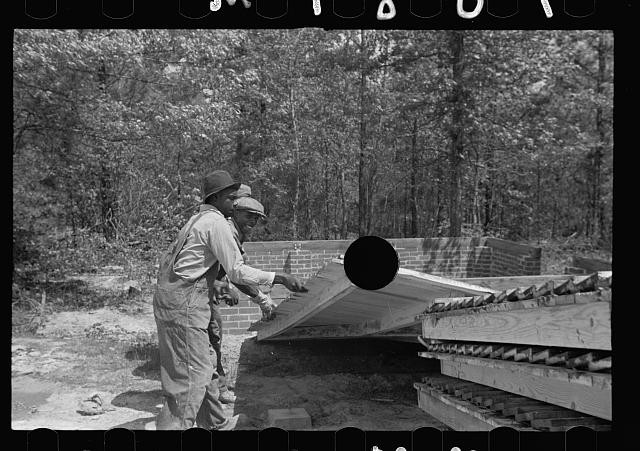 Photo:Roanoke Farms North Carolina 1938 Prefabricated House Wall Unloading