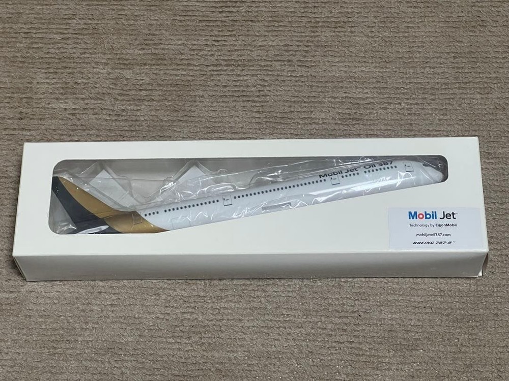 1/200 B787-9 Mobil jet 387 color #7bcef0