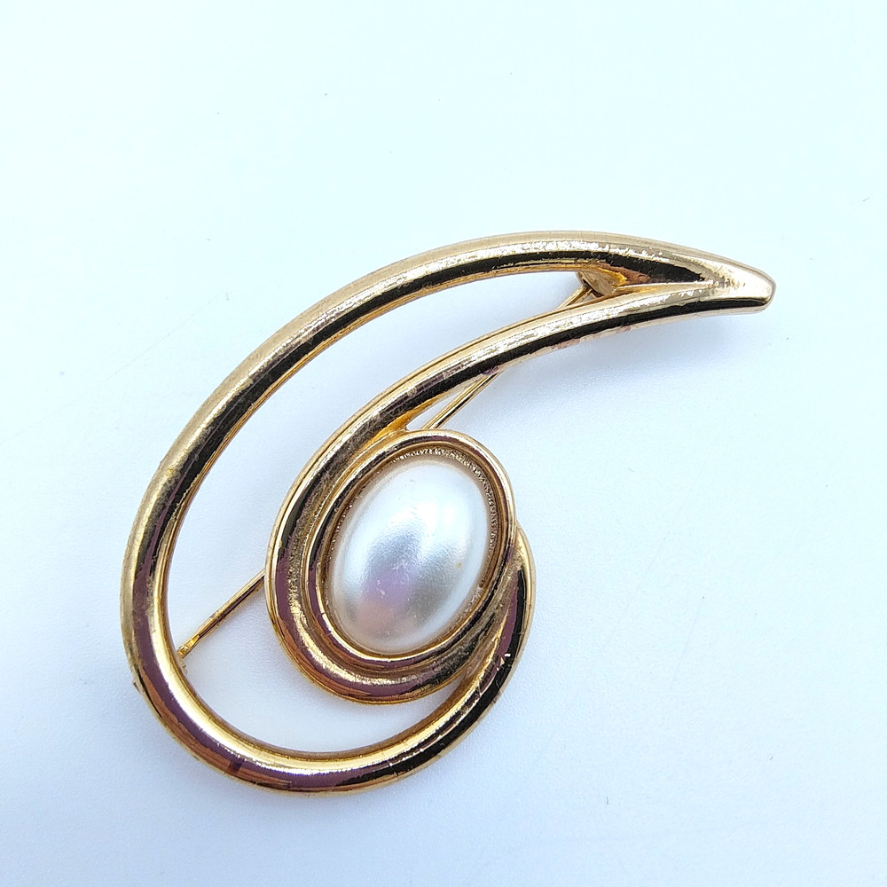Vintage Abstract Swirl Swoosh Brooch Gold Tone Faux Pearl Mid-Century Modern