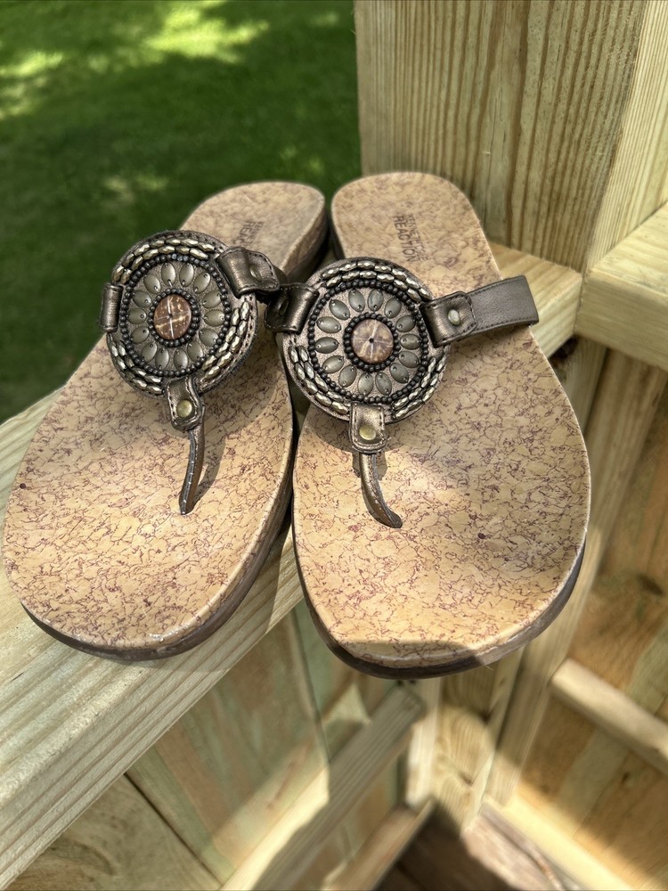 Kenneth Cole Women’s 9.5 M Sandles Flip Flops Flats Touch Of Glam Medallion