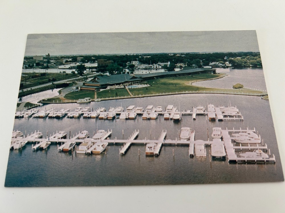 The Pioneer Inn on Lake Winnebago Oshkosh Wisconsin Postcard