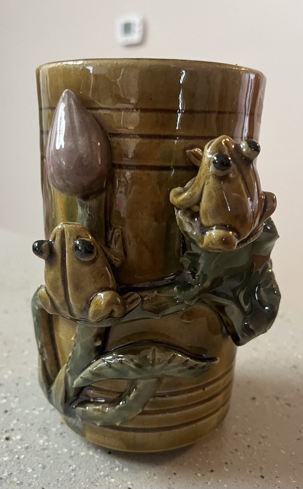 VTG Whimsical 6” Mojolica Vase 3D Frogs Purple Tulip Detailed  Signed China