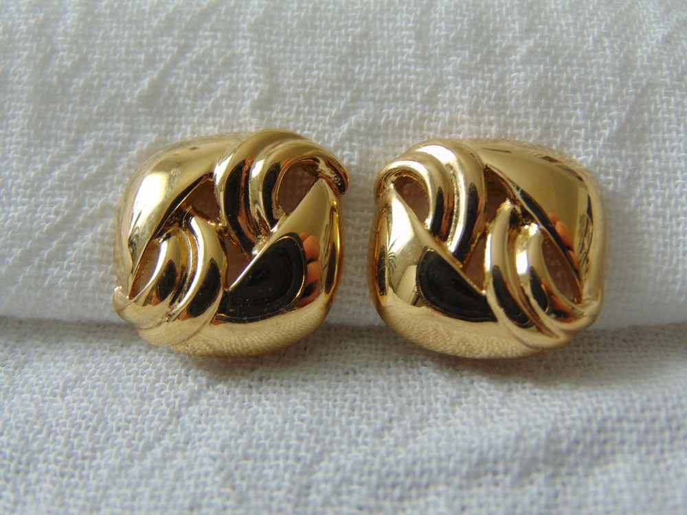 vintage Trifari signed gold plated clip on earrings