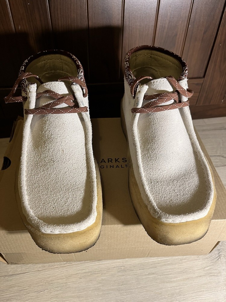 CLARKS MEN'S WALLABEE CUP BOOT, SIZE UK 7, EU 41, WHITE SUEDE