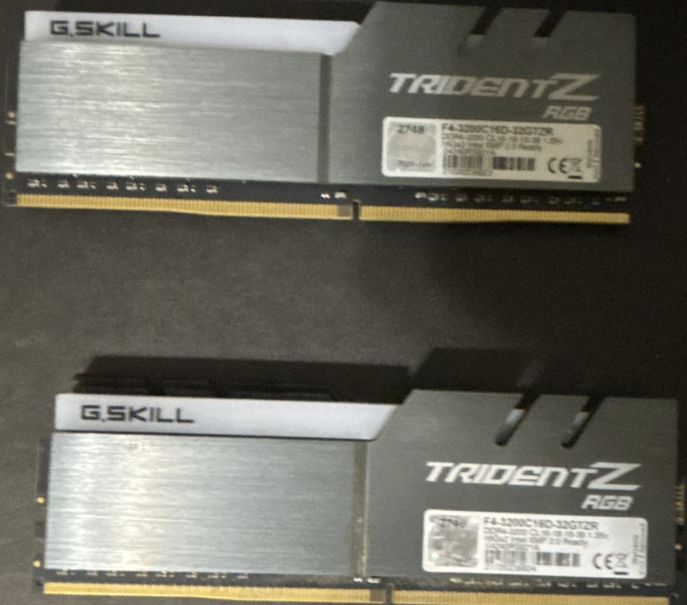 G.SKILL Trident Z RGB 32GB (2x16GB) DDR4-3200 DIMM 288-Pin F4-3200C16D-32GTZR