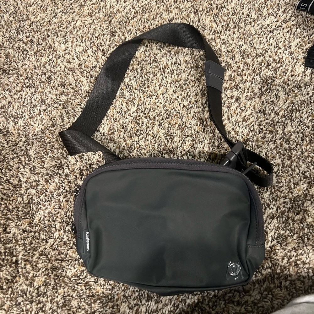 Lululemon 2L Everywhere Crossbody Bag in Classic Gray