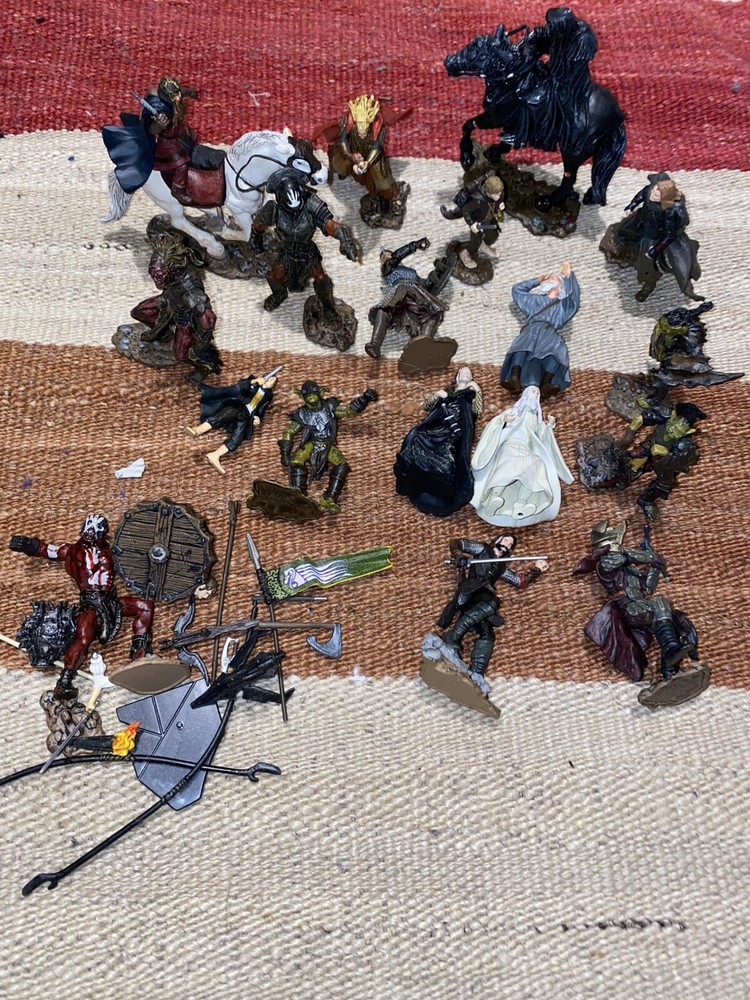 lord of the rings action figures loose lot Of 18 Guys , 2 Horses, Accessories/pa