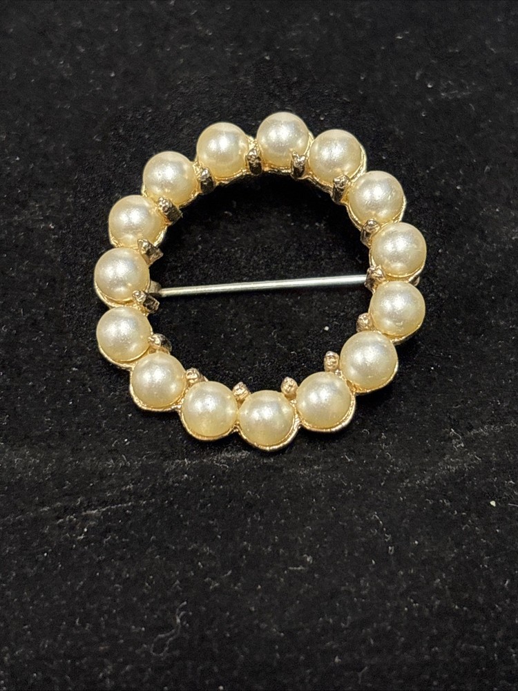 Brooch Faux Pearl Circle Gold Tone Vintage Costume Jewelry