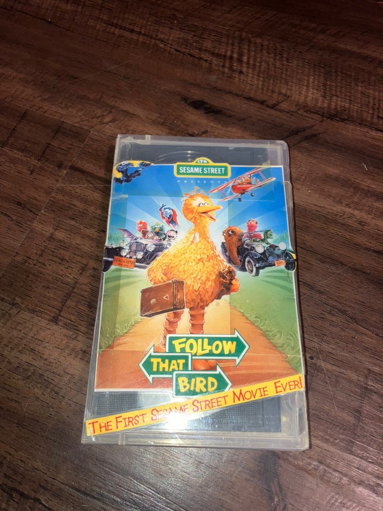 Sesame Street Presents: Follow That Bird (VHS, 1985, Clam Shell)