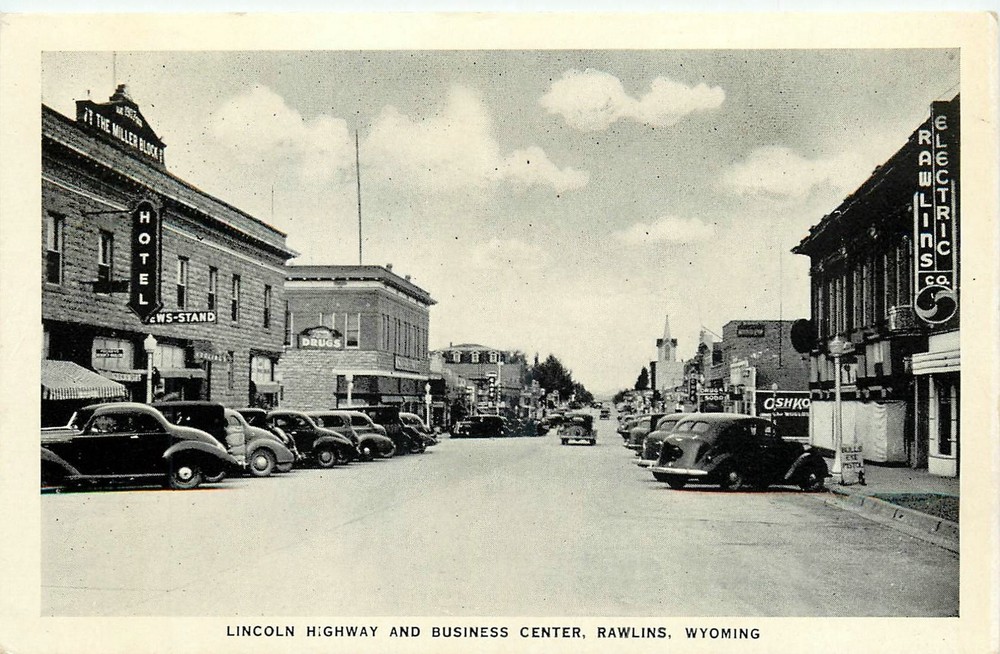 1930s Rawlings Wyoming Lincoln Highway Business Center autos Postcard 26-3368