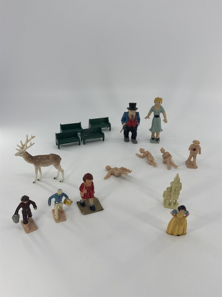 Lot Of 16 Vintage Miniature Plastics Toys Snow White, People, Deer And Benches