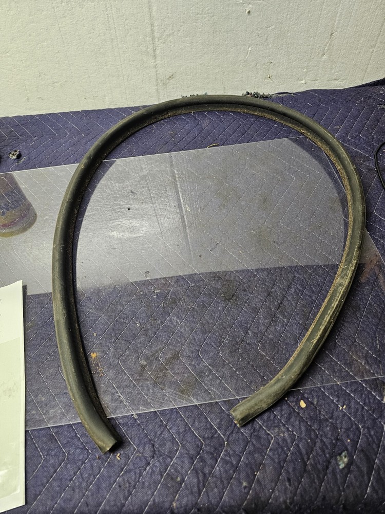 2002 Ford Super Duty F250 F350 F450 Wiper Cowl Hood Seal