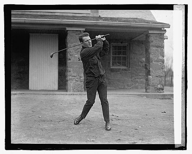Photo:Man swinging golf club