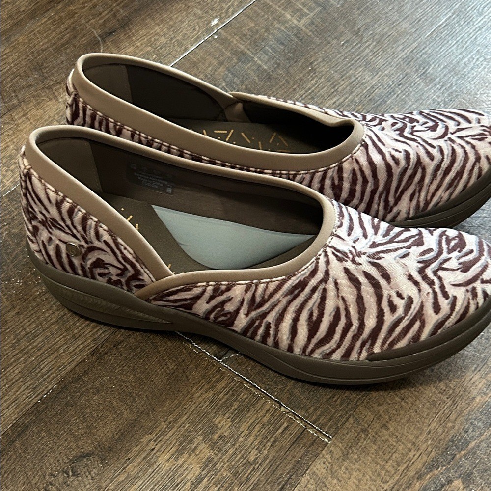 Bzees Fusion Zebra Slip On Casual Comfort Washable Women's Shoes Sz.11 W
