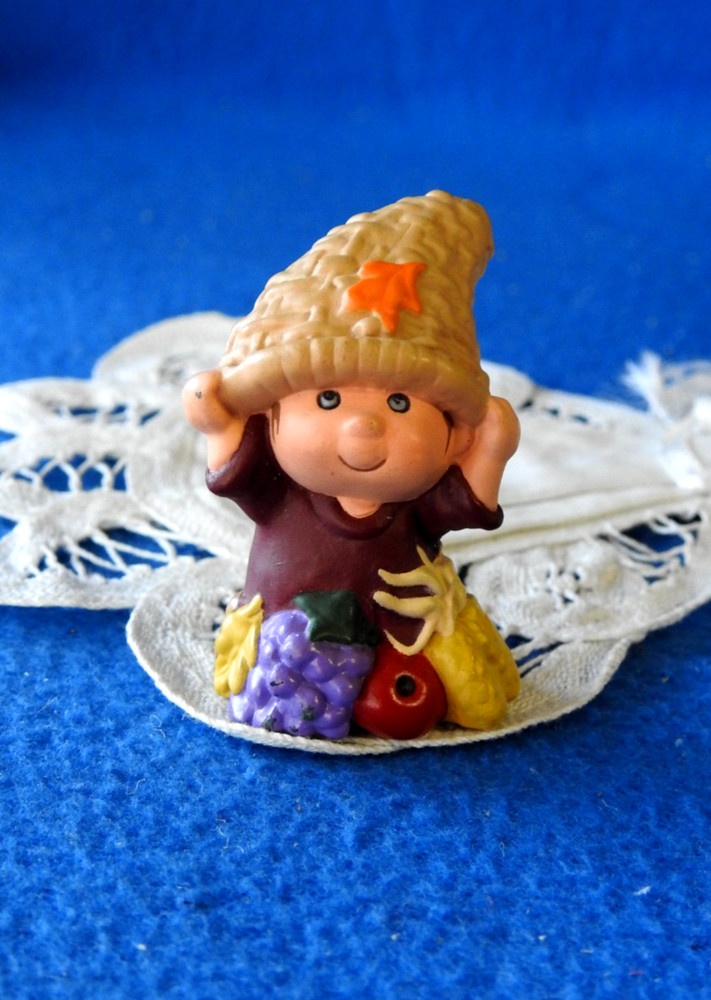 Hallmark Merry Miniature Happy Hatters Collection  2000 Cora Copia November