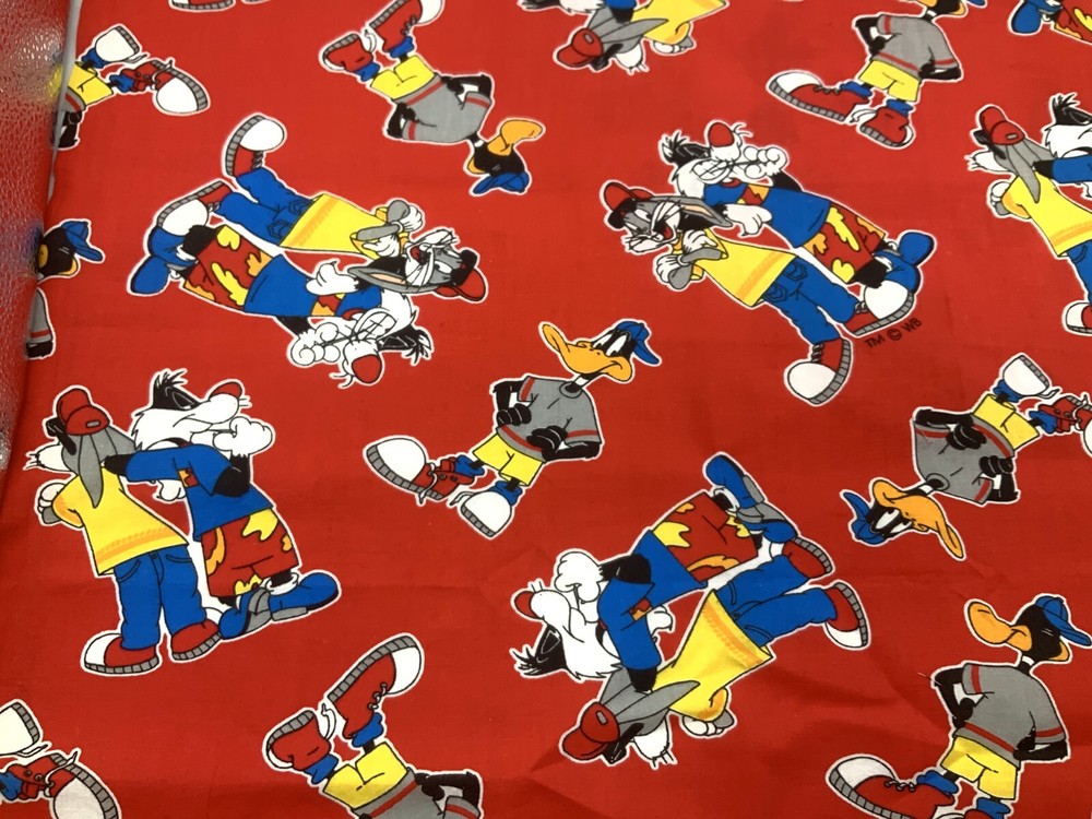 LOONEY TUNES Bugs Bunny Daffy Duck  Sylvester Red cotton fabric 22