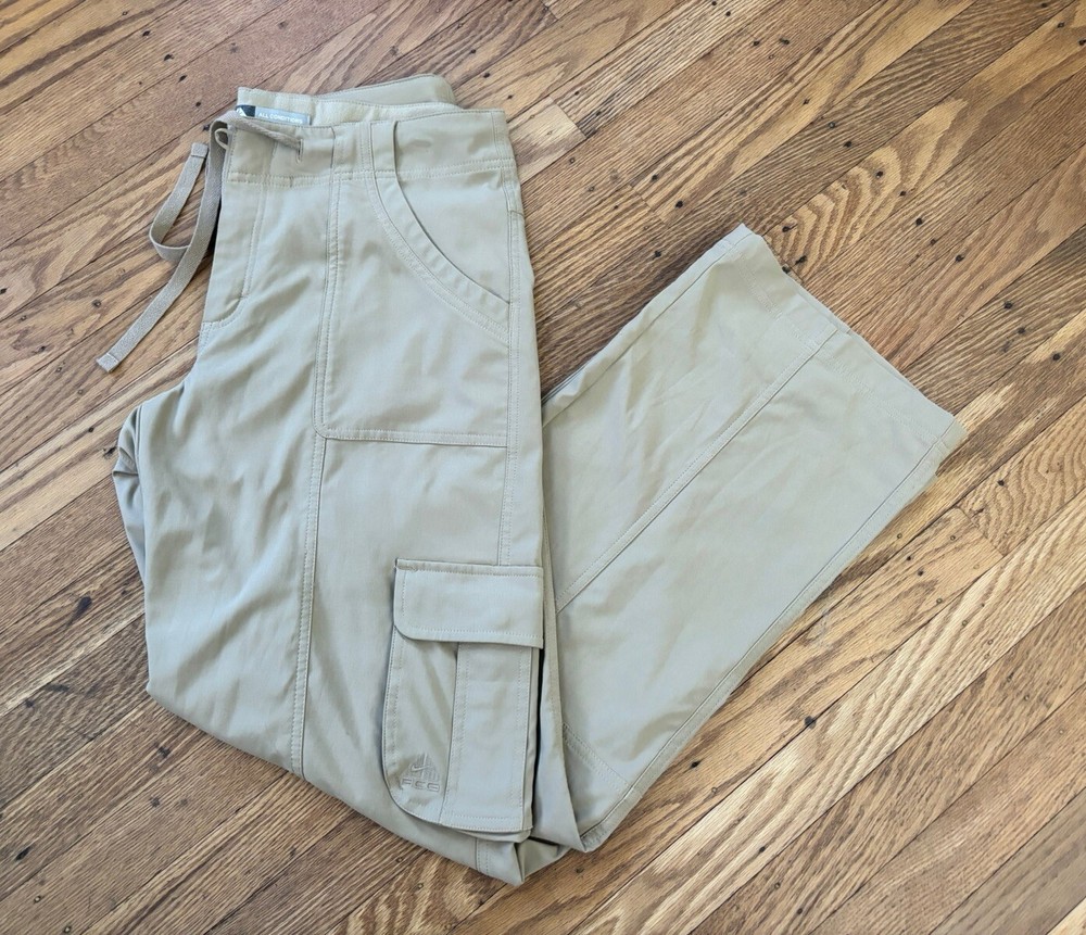 Vintage Y2K NIKE ACG Woman Cargo Pants.size 8.