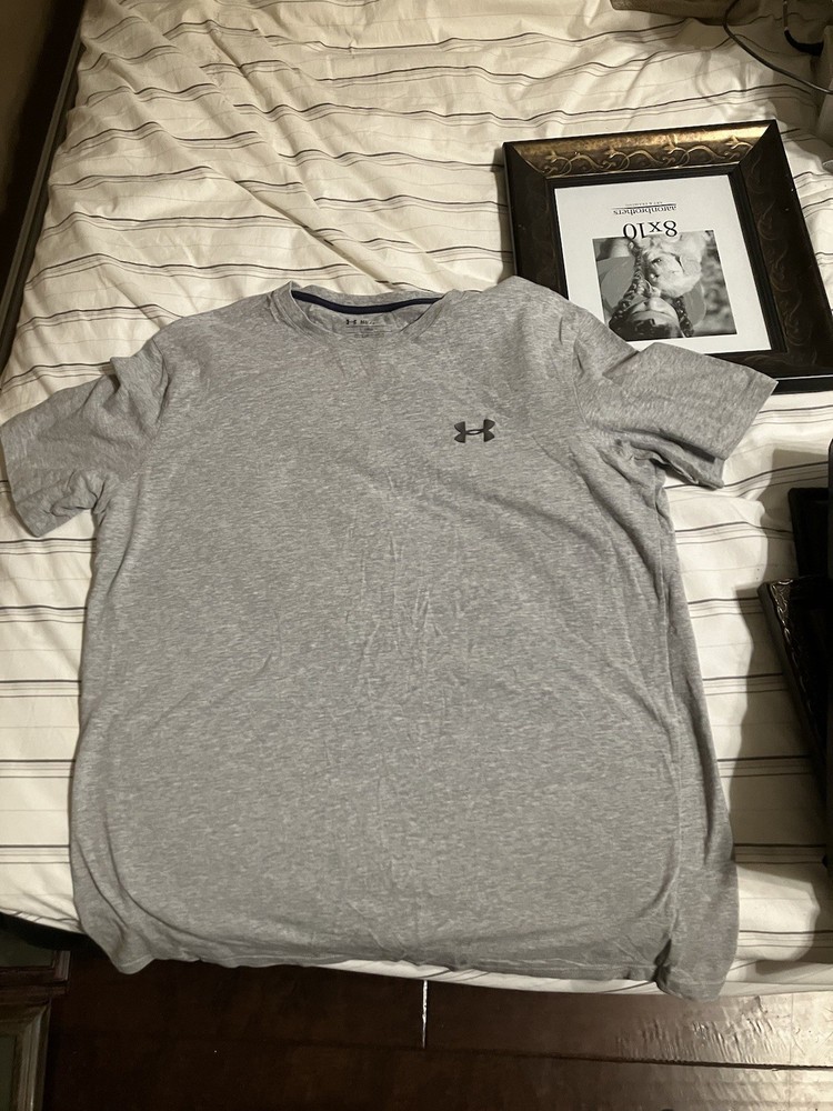 Men’s Under Armour Grey Shirt Medium