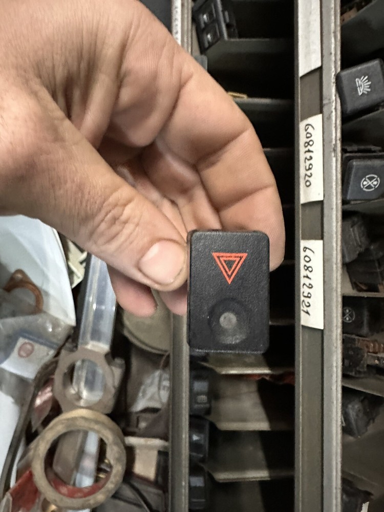 Original 4 Arrow Emergency Switch for Alfa 33 60581418