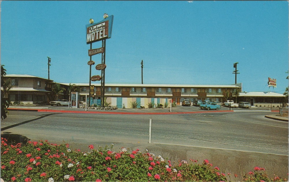 Victoria Motel Ventura CA California autos across from golf course postcard N516