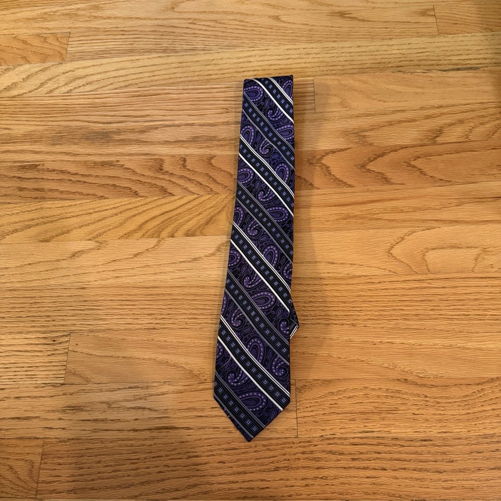 PRONTO-UOMO COUTURE Men’s 100 % Silk Necktie Purple Paisley Pointed 3.25” X 59”